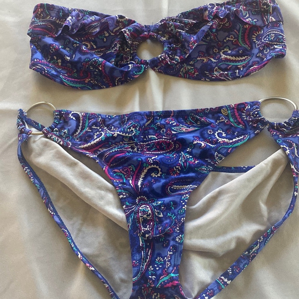 XL two piece swimsuit, purple blue paisley print, hoop accents on bottoms $15